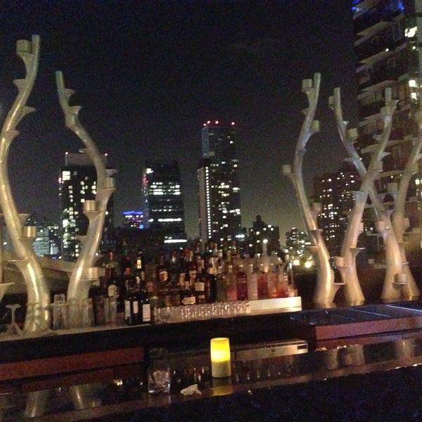 5/5/2013 tarihinde Julie A.ziyaretçi tarafından XVI Lounge NYC'de çekilen fotoğraf