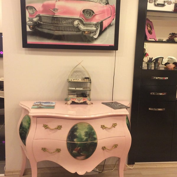 Снимок сделан в Pink Art &quot;Beauty Center&quot; пользователем Nehir A. 12/23/2015