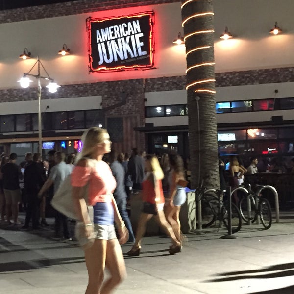 Foto tirada no(a) American Junkie por Hasan em 8/15/2015