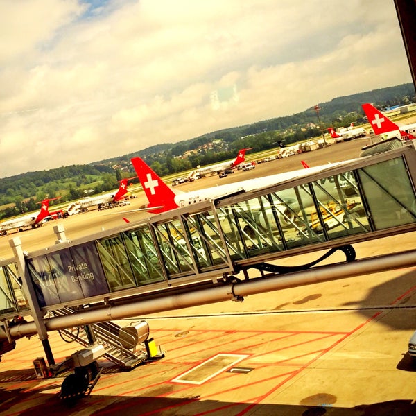 Foto tirada no(a) Aeroporto de Zurique (ZRH) por Marius R. em 8/24/2015