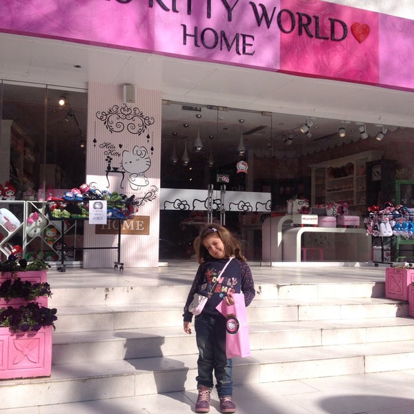 รูปภาพถ่ายที่ Hello Kitty World โดย Zeynep G. เมื่อ 2/25/2015