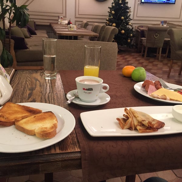 Foto diambil di Villa Aston Restaurant and Hotel Aston 4* oleh Liudmila B. pada 12/2/2015