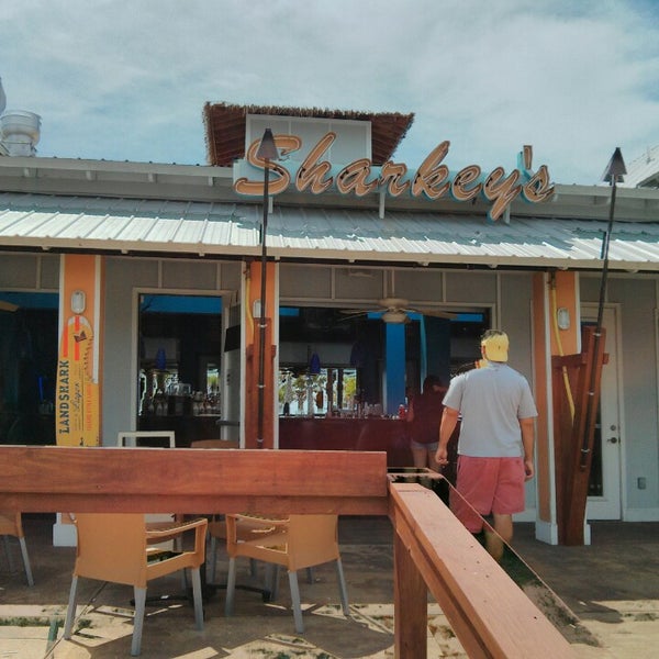 Foto tirada no(a) Sharkey&#39;s Oceanfront Restaurant por Matthew C. em 7/8/2013