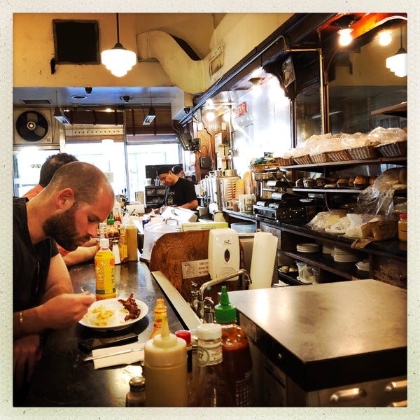 5/21/2018 tarihinde Lucziyaretçi tarafından Eisenberg&#39;s Sandwich Shop'de çekilen fotoğraf