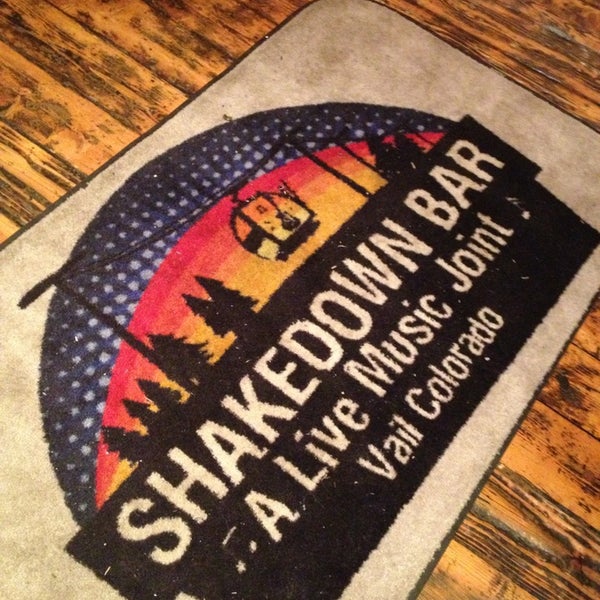Das Foto wurde bei Shakedown Bar von Mary H. am 1/12/2013 aufgenommen
