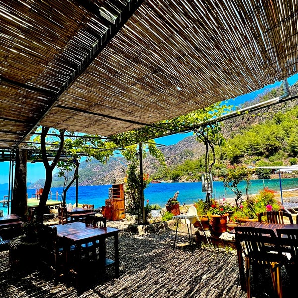 Photo taken at Delikyol Deniz Restaurant Mehmet’in Yeri by Ertan K. on 6/20/2023