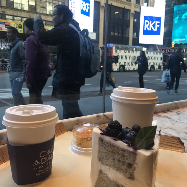 Photo taken at Paris Baguette by 👩🏻👄💄 on 3/31/2018