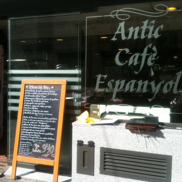 Foto diambil di Antic Cafè Espanyol oleh Dunia T. pada 3/18/2013