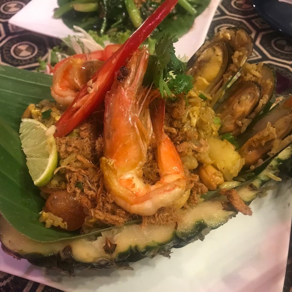 Foto tomada en Paak Dang Restaurant  por Crystal L. el 9/13/2018