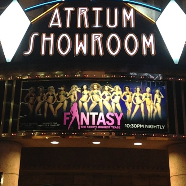 Foto tomada en Atrium Showroom  por DiAnA C. el 12/28/2012