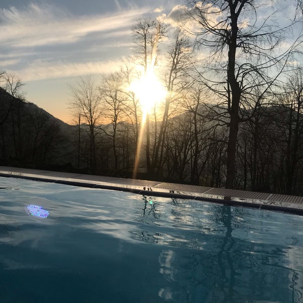 Грин флоу отель красная поляна. Открытый бассейн green flow сочи. Грин флоу отель красная поляна. Грин флоу бассейн. Грин флоу бассейн.