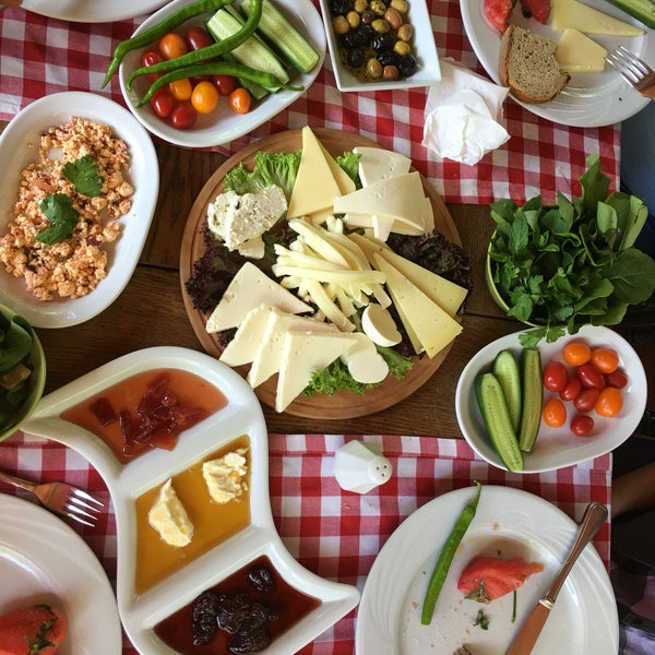 Foto scattata a Çiftlik Restaurant da Hülya A. il 4/17/2016
