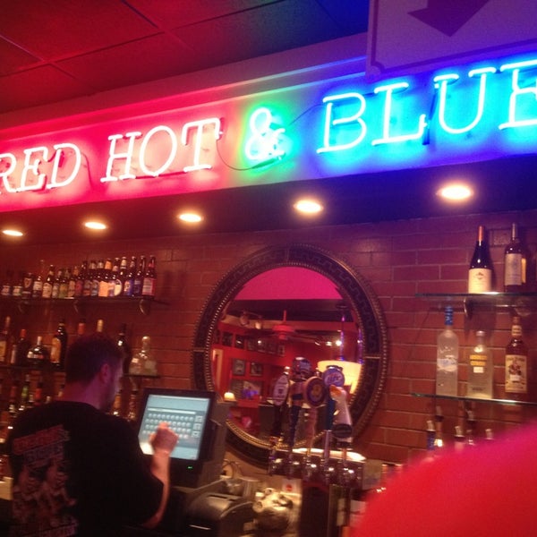 รูปภาพถ่ายที่ Red Hot &amp; Blue BBQ โดย Steve P. เมื่อ 3/11/2013