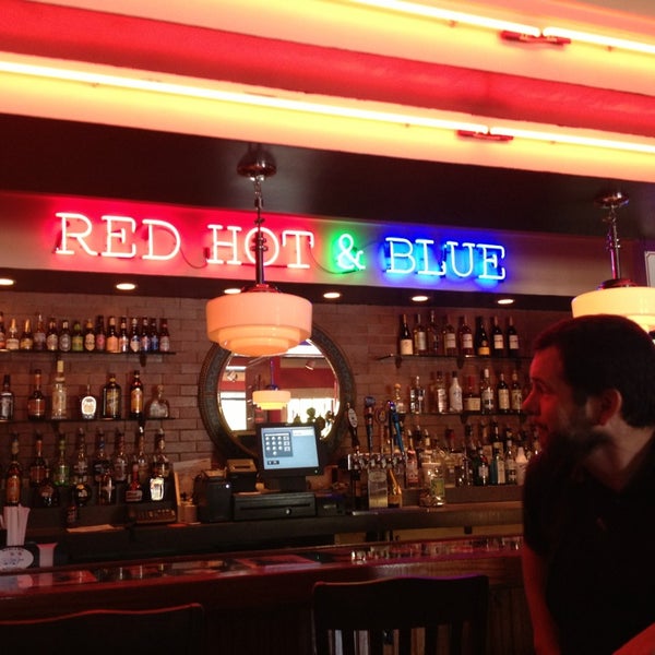 รูปภาพถ่ายที่ Red Hot &amp; Blue BBQ โดย Steve P. เมื่อ 8/31/2013