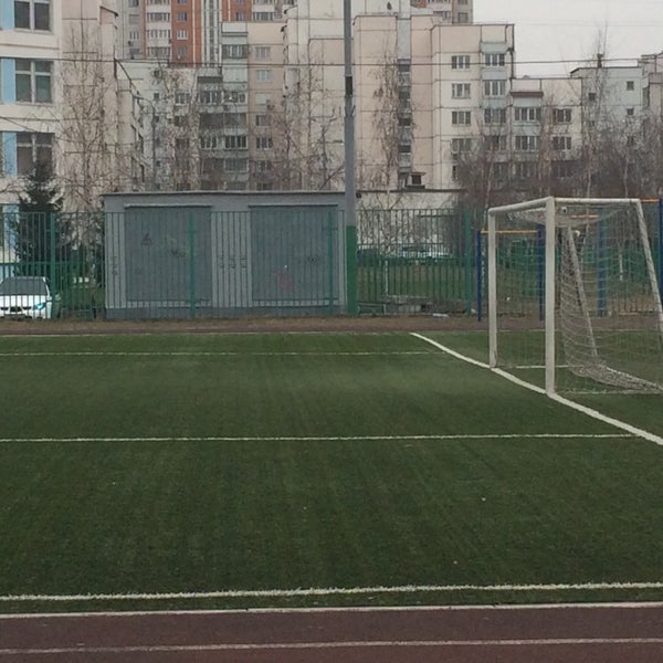 Школьное футбольное поле