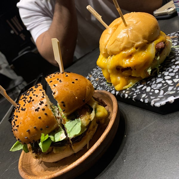 Снимок сделан в Gourmet Burger пользователем Basel 10/11/2019