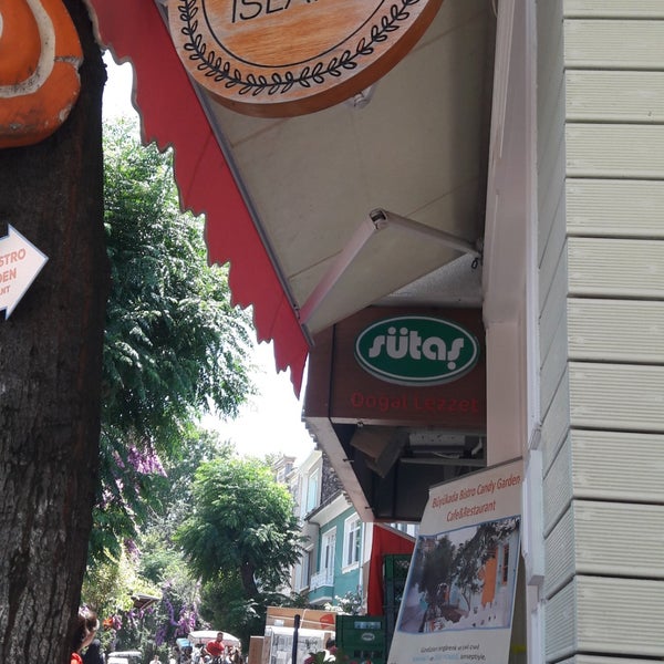 7/19/2018에 Melpo X.님이 Büyükada Şekercisi Candy Island Cafe Patisserie에서 찍은 사진