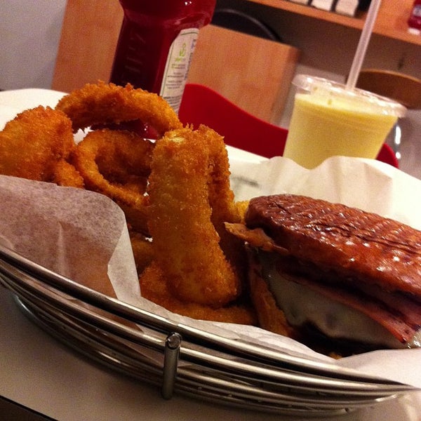 รูปภาพถ่ายที่ Burger Creations โดย Frenchy V. เมื่อ 3/1/2013