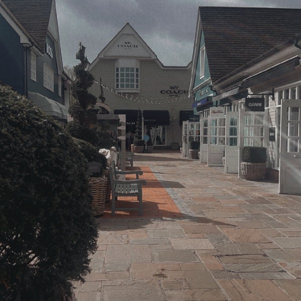 Photo taken at Bicester Village by 𝙵𝙰𝙸𝚃𝙷 🦇 on 4/7/2024