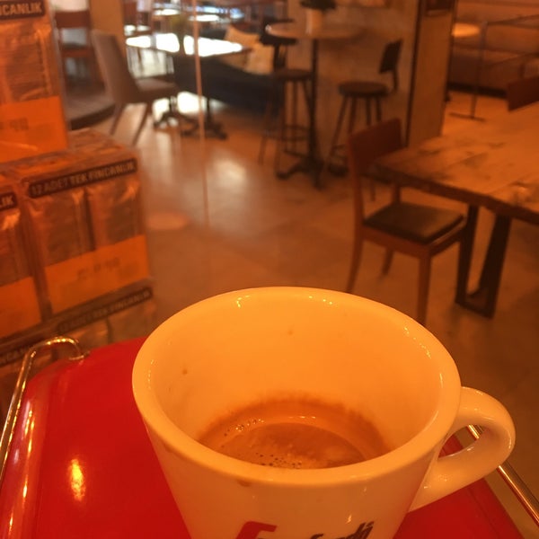 รูปภาพถ่ายที่ Esperanto Cafe โดย Arda O. เมื่อ 4/12/2021