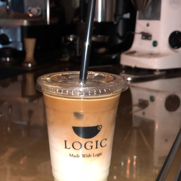 Photo prise au Logic cafe لوجك كافية par Sheehanah A. le9/21/2019