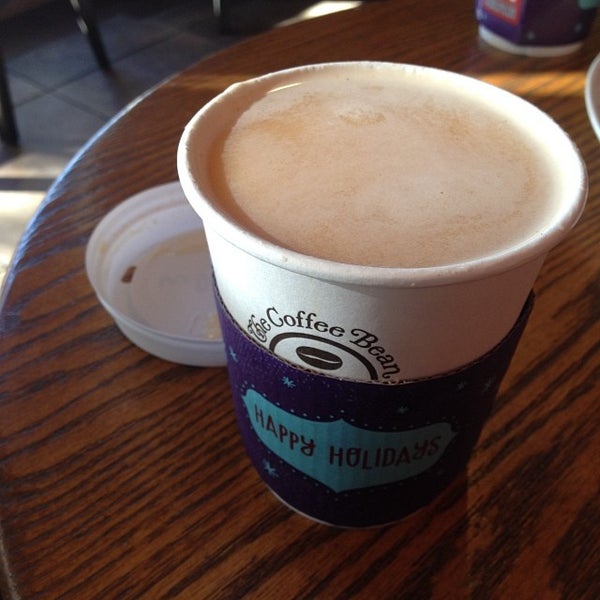 12/9/2013 tarihinde Shannon O.ziyaretçi tarafından The Coffee Bean &amp; Tea Leaf'de çekilen fotoğraf