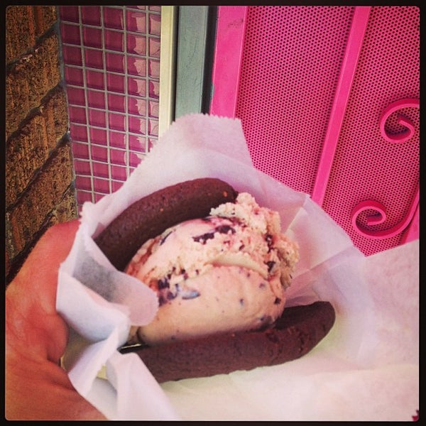 9/22/2013 tarihinde Shannon O.ziyaretçi tarafından Tootsie Ice Cream'de çekilen fotoğraf
