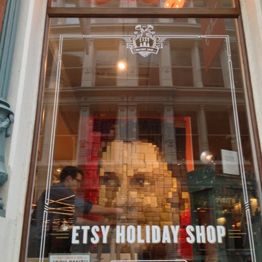 Foto tirada no(a) Etsy Holiday Shop por Bridget J. em 12/8/2012
