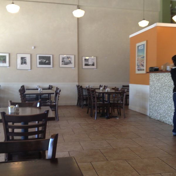 รูปภาพถ่ายที่ Uptown Cafe &amp; Crepes โดย Mac B. เมื่อ 4/27/2013