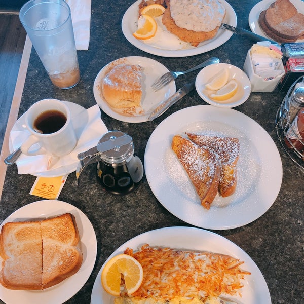 Снимок сделан в Mr. Mamas Breakfast and Lunch пользователем Chi C. 12/4/2018