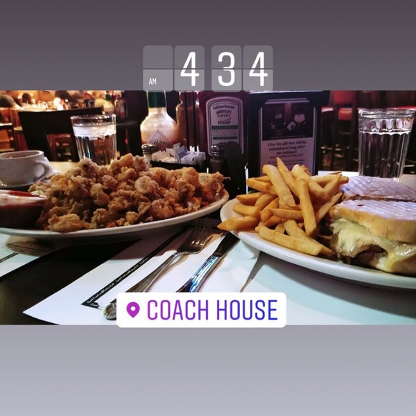 Foto tirada no(a) Coach House por Jennie J. em 11/17/2018