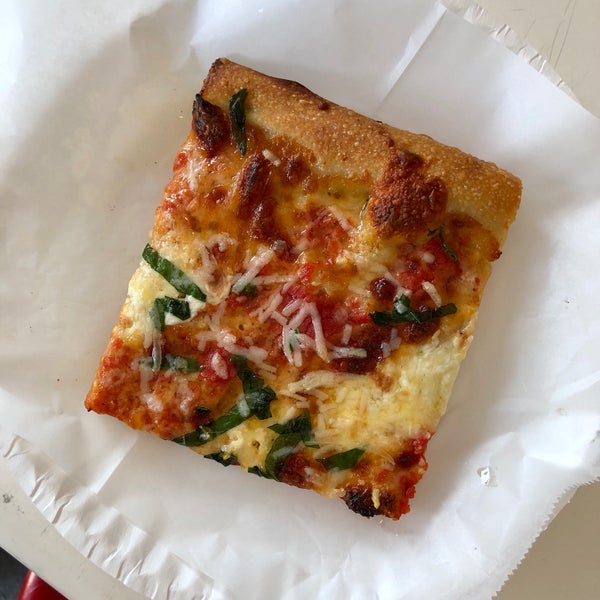 Снимок сделан в Williamsburg Pizza пользователем Trevor D. 6/9/2018