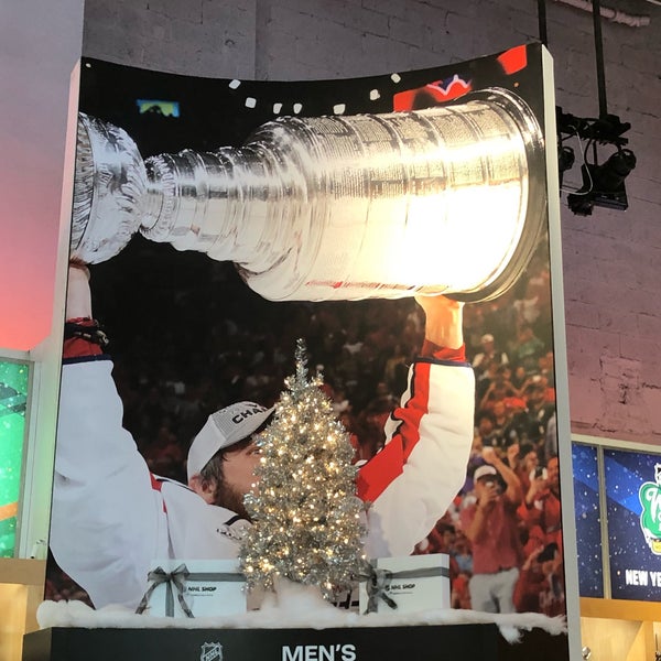 รูปภาพถ่ายที่ NHL Store NYC โดย Terilee007 เมื่อ 12/27/2018
