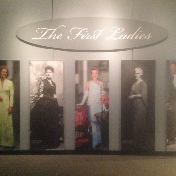 Das Foto wurde bei The First Ladies Exhibition von Marilyn D. am 11/12/2013 aufgenommen