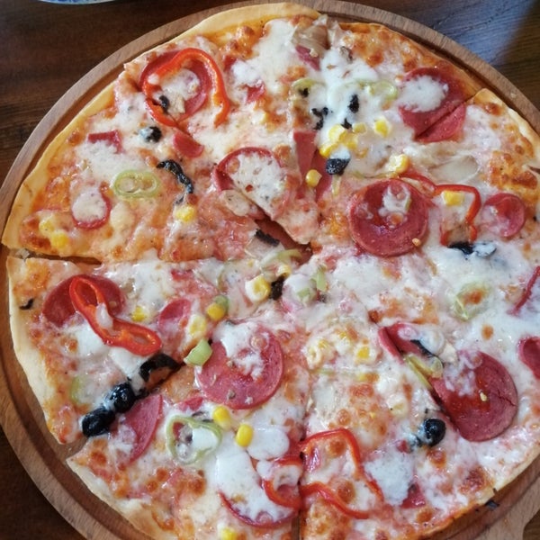 Das Foto wurde bei Pizza Napoli von Tolga am 7/30/2019 aufgenommen