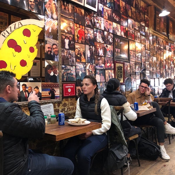 Foto tomada en Champion Pizza  por Fahdah A. el 1/15/2020