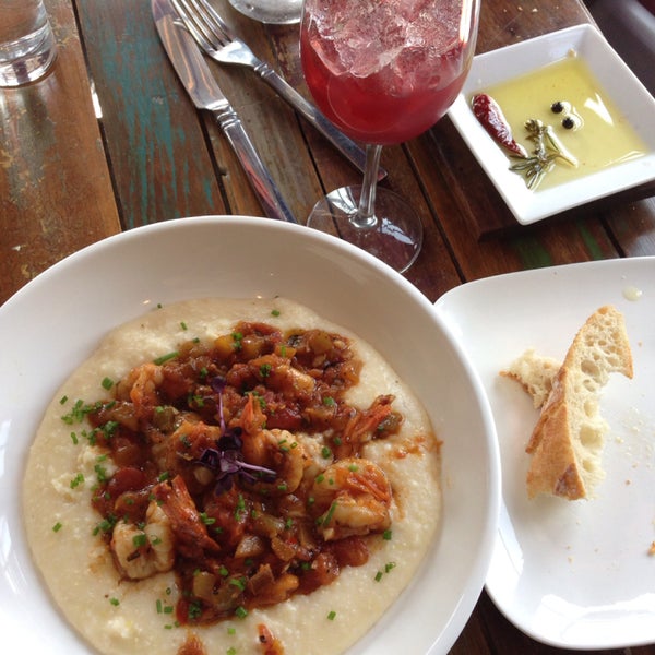 Awesome brunch & super friendly service. Complimentary bread & sangria with my shrimp & grits. Great alternative to the long line at Alice's Arbor next door.