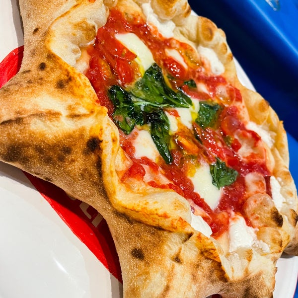 Foto diambil di Pizzeria da peppe Napoli Sta&#39;ca oleh yabu pada 3/25/2023
