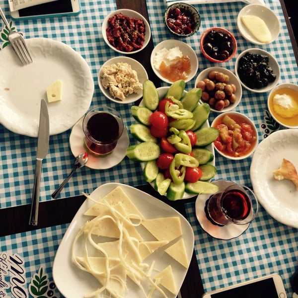 Photo prise au Morisi Kahvaltı &amp; Girit Mutfağı par Neslihan Y. le12/31/2015