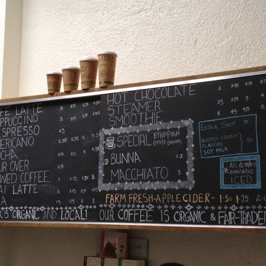 รูปภาพถ่ายที่ Buunni Coffee โดย Joshua เมื่อ 12/9/2012