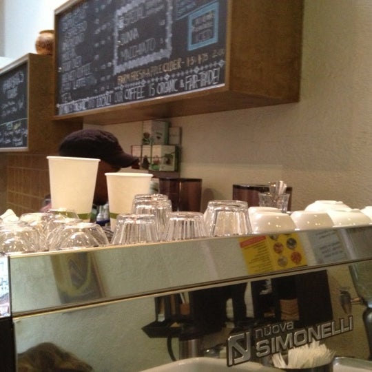 12/16/2012 tarihinde Joshuaziyaretçi tarafından Buunni Coffee'de çekilen fotoğraf
