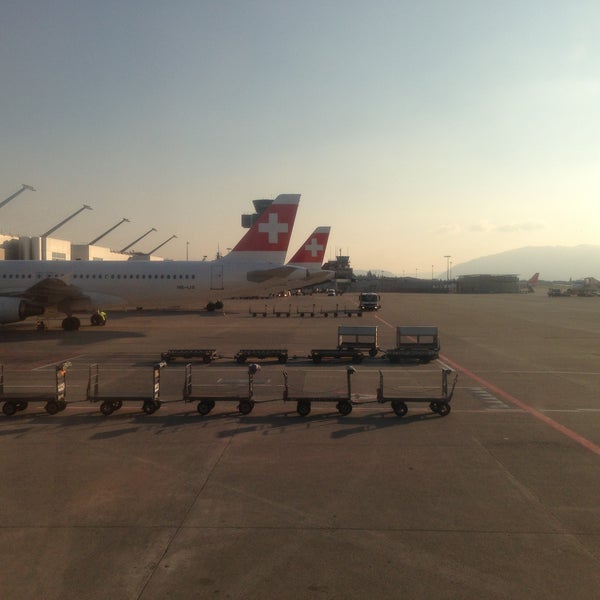 รูปภาพถ่ายที่ Aéroport de Genève Cointrin (GVA) โดย Iwao H. เมื่อ 4/23/2013