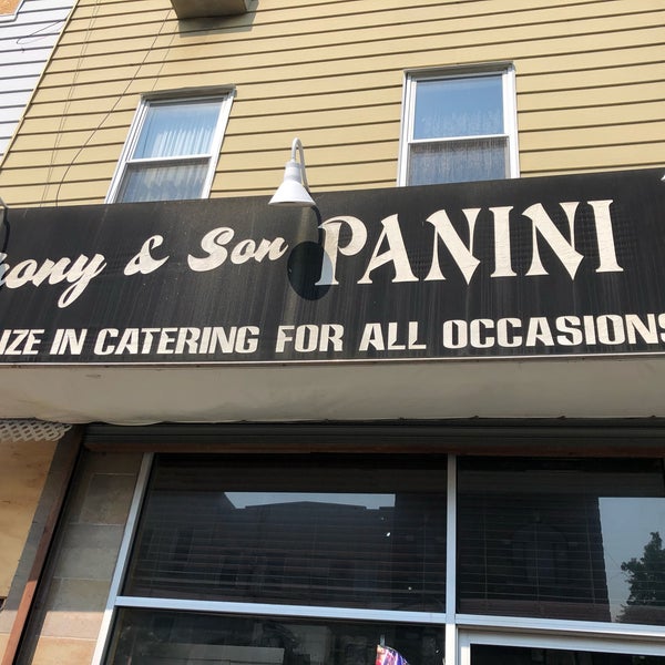 Foto tirada no(a) Anthony &amp; Son Panini Shoppe por Casi em 6/2/2019