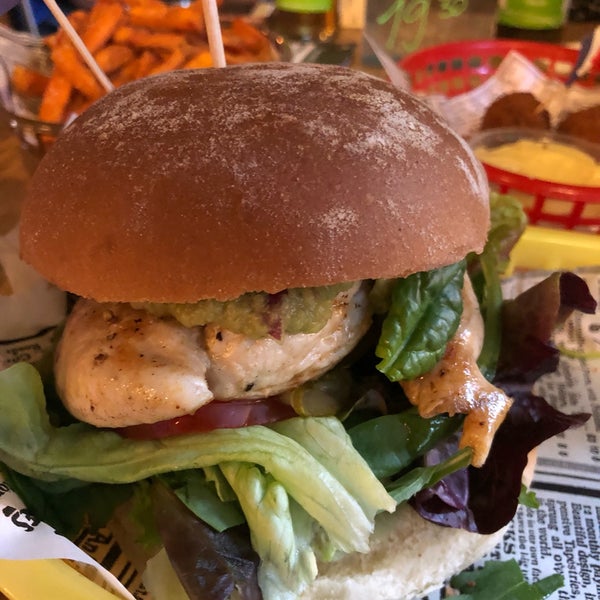 Foto scattata a Rembrandt Burger da Casi il 6/13/2019