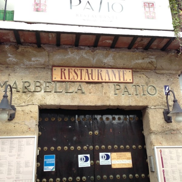 Das Foto wurde bei Restaurante Marbella Patio von CRISTÓBAL G. am 4/10/2013 aufgenommen