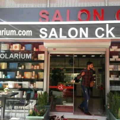 Das Foto wurde bei Salon Ck Kuaför ve Güzellik Merkezi von Cem A. am 4/16/2017 aufgenommen