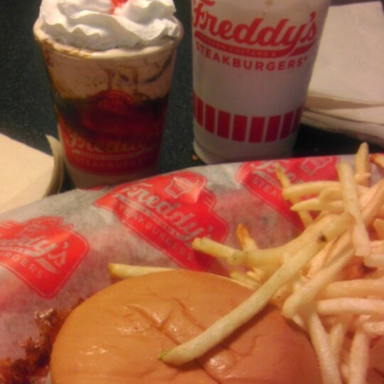 Foto scattata a Freddy&#39;s Frozen Custard &amp; Steakburgers da Carola A. il 3/15/2013