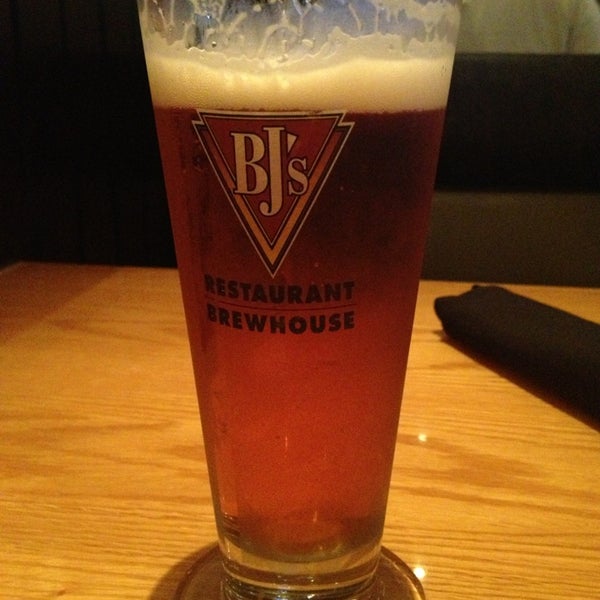 Photo taken at BJ&#39;s Restaurant &amp; Brewhouse by Moises B. on 3/14/2013