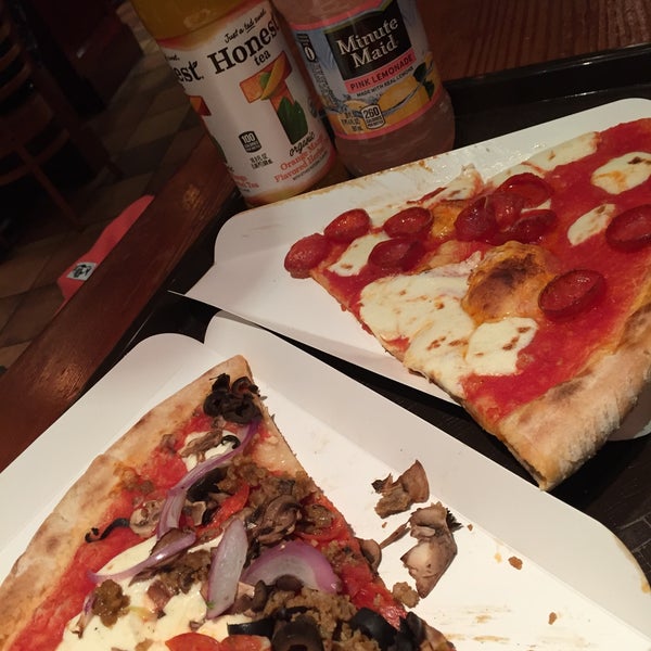 รูปภาพถ่ายที่ Napolini Pizzeria โดย Watarucci เมื่อ 1/13/2016