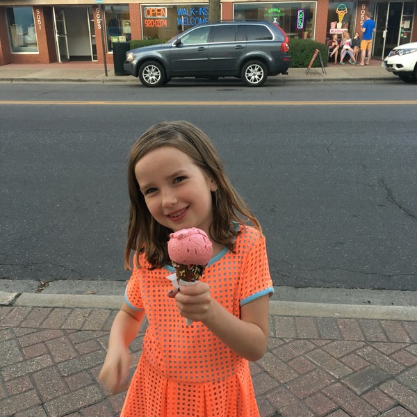 Edina Creamery Ice Cream Parlor in Fulton